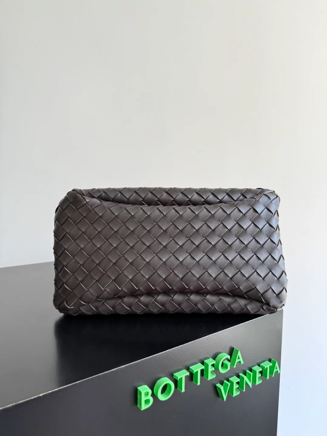 Batch 2160 new products are coming! BOTTEGA VENETA Bottega Veneta's 2025 new Campana shoulder bag is on the market~ First of all, I would like to praise the weight of this bag. As a not too small bag, it is very light for daily use. For people like me who need to carry a lot of belongings when going out, this advantage is great, and it greatly reduces the burden of traveling. 🛍️The shape is a bit like a combination of parachute and jodie. The blunt triangle shape is cute and honest. Carrying it on your back when going shopping is a good mood accelerator. The handles and body of the bag are both classic weaves. A tie is added to the original open design. If it is not tied up, the bag will look like a small vegetable basket when carried. Style number: 844249 Size: 33*20*16.5cm